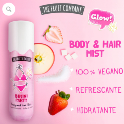 Spray corporal e capilar rosa da The Fruit Company com design de biquíni e frutas em fundo rosa