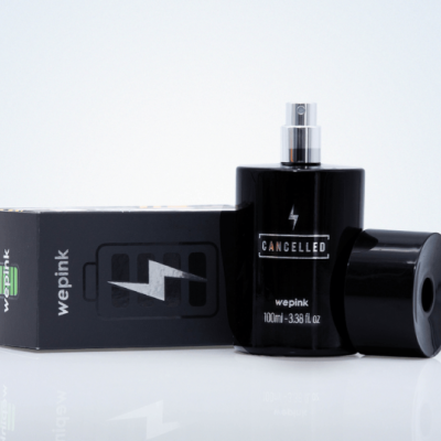 Frasco de perfume preto ao lado de caixa preta com texto CANCELLED e wepink