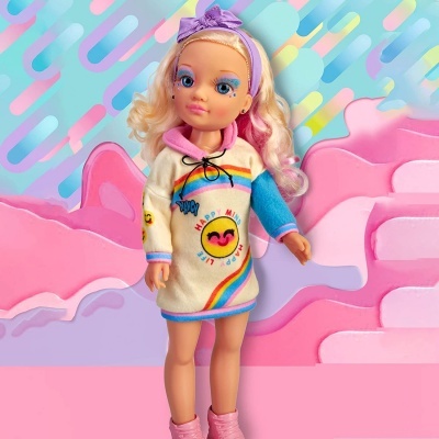 Boneca feminina loira com vestido branco e estampas coloridas