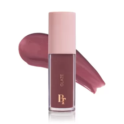 Frasco de cosmético líquido vinho com tampa rosa e texto BT GLAZE