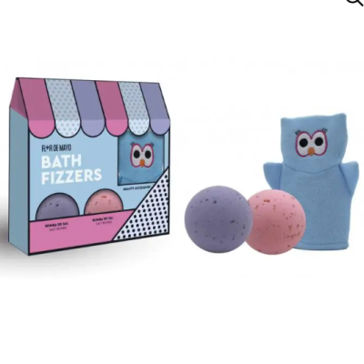 Caixa de bombas de banho rosa e roxa com luva de banho azul com coruja