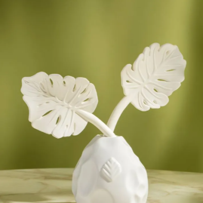 Vaso cerâmico branco com folhas decorativas brancas