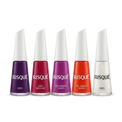 Cinco frascos de verniz para unhas RISQUÉ em cores variadas alinhados