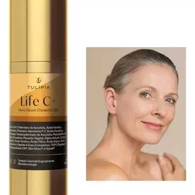 Embalagem dourada do sérum Life C+ da Tulípia e mulher madura de rosto sorridente