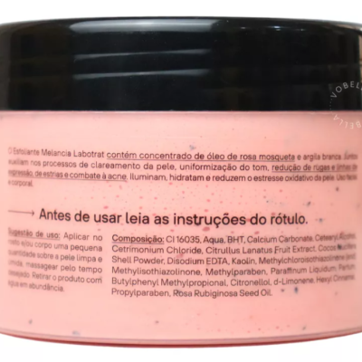 Frasco de creme rosa com tampa preta e texto em português no rótulo.