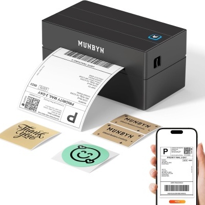 Impressora térmica preta com etiqueta de envio a sair e telemóvel a mostrar etiqueta