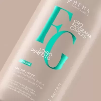 Frasco bege de produto capilar com texto verde e branco