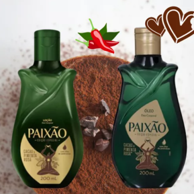 Frascos verdes de loção e óleo corporal PAIXÃO com cacau e pimenta rosa, em fundo de cacau em pó.