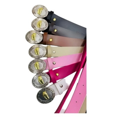 Seis cintos de couro em várias cores com fivelas prateadas redondas e detalhes dourados.