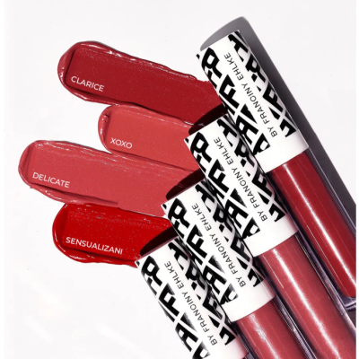 Quatro batons líquidos vermelhos e rosados com embalagem branca e preta com texto LIQUID FAT.