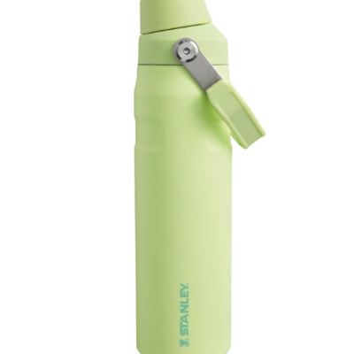 Garrafa térmica Stanley verde claro com tampa e alça para transporte