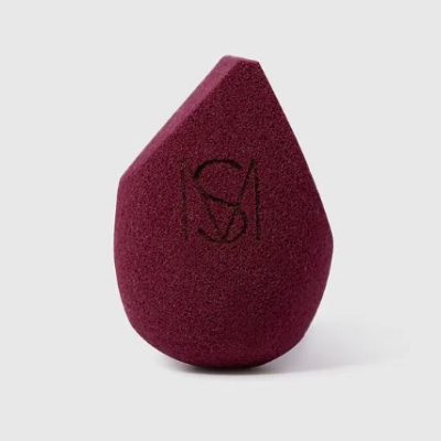 esponja de maquilhagem vinho com gravação SMA em fundo branco