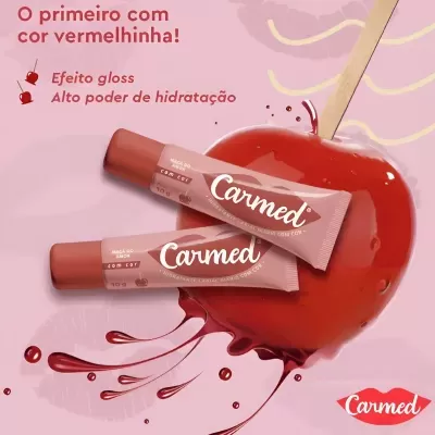 Brilho labial Carmed cor vermelha com embalagem rosa e maçã caramelizada