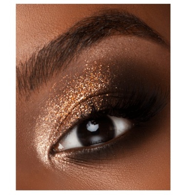 Olho com sombra de olhos castanha dourada brilhante e pestanas longas