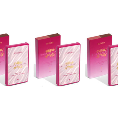 Três paletas de maquilhagem e respectivas caixas cor-de-rosa com textos e design luminoso.