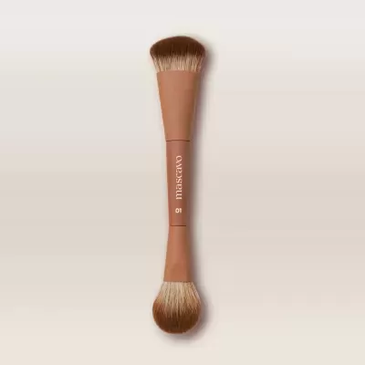 Pincel de maquilhagem duplo castanho com texto 'mascavo 01' no centro.