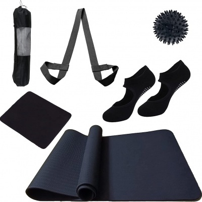 Conjunto de acessórios de fitness pretos com tapete, meias, bolsa, faixa elástica e bola de massagem
