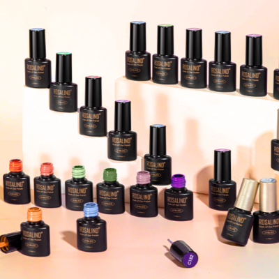 Conjunto de vernizes de unhas da marca Rosalind em várias cores com tampas pretas e etiquetas douradas sobre fundo claro.