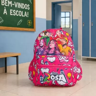 Mochila escolar rosa com personagens e texto Dos Rosa num corredor escolar