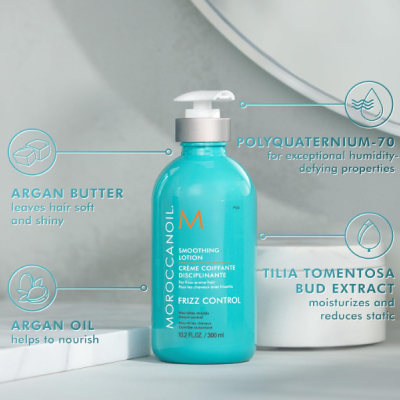 Frasco azul turquesa de loção Moroccanoil com pump branco sobre superfície branca