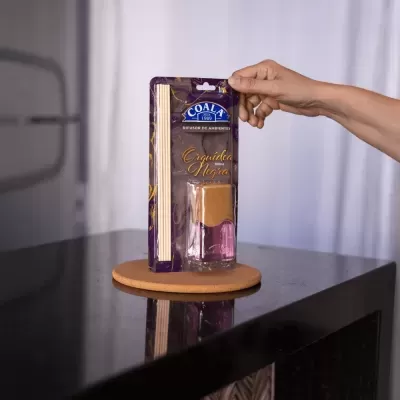Difusor de ambientes COALA Orquídea Negra com frasco rosa e varetas de madeira