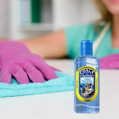 Frasco de líquido de limpeza Coala azul com luva rosa e pano azul