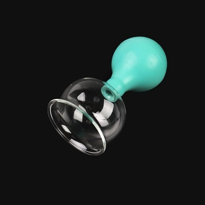 ventosa de vidro com borracha turquesa sobre fundo preto