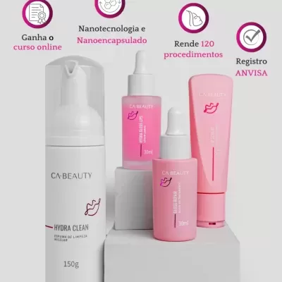 Conjunto de produtos de beleza CA.BEAUTY com espuma micelar, gloss e esfoliante labial, em embalagens brancas e rosas sobre blocos brancos