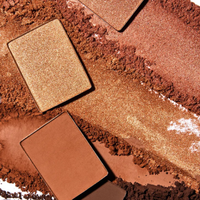 Paletas de sombra de olhos em tons terrosos com texturas e acabamento variados