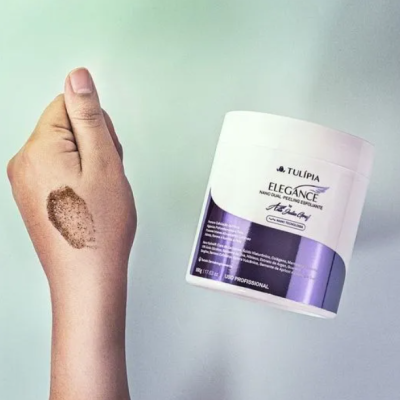 Frasco de creme TULÍPIA ELEGANCE e mão com mancha marrom no dorso