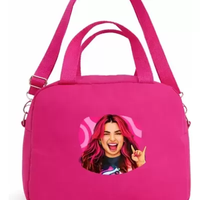 Mala de tecido rosa com imagem colorida de rapariga na frente