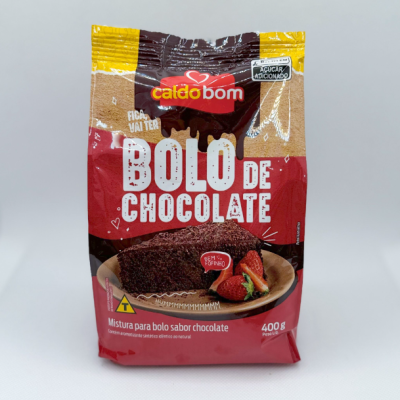 Mistura para bolo de chocolate Caldo Bom embalagem vermelha e amarela com imagem de bolo e morangos