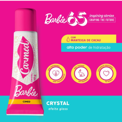 Tubo de gloss labial Barbie Crystal Cimed com texto e selos informativos em fundo colorido.