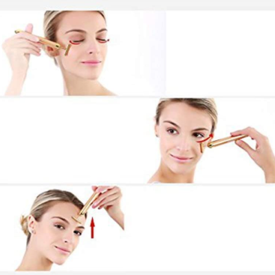 Mulher a usar dispositivo facial dourado para massagem em fundo branco