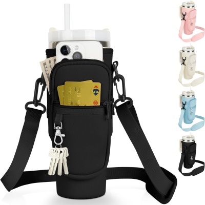 Porta-garrafa preto com bolso, cinto ajustável e garrafa de plástico com tampa e palhinha