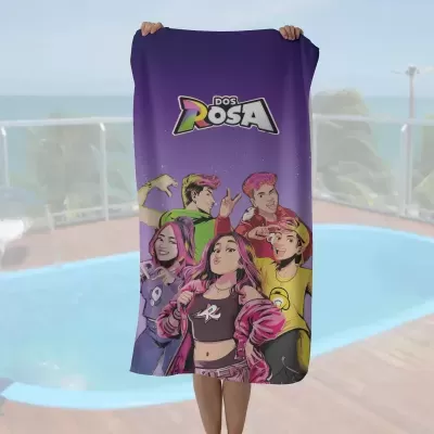 Toalha de praia roxa com personagens animados e texto DOS ROSA