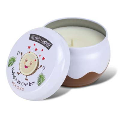 Vela em recipiente parecido com coco com tampa ilustrada e texto