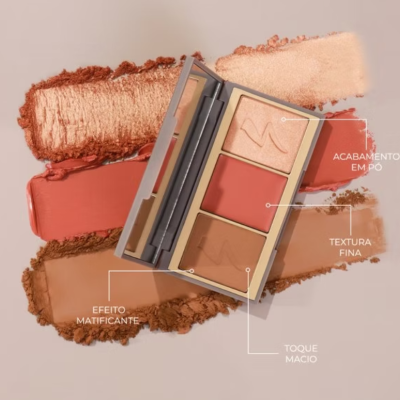 Paleta de maquilhagem com três tons neutros e diferentes texturas sobre amostras dos produtos