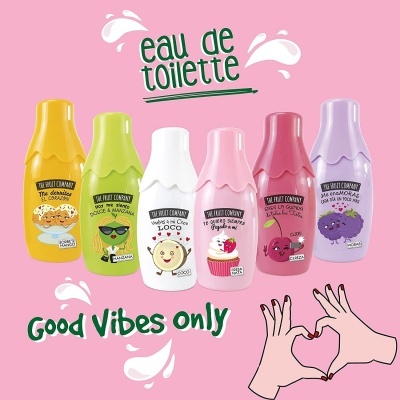 Frascos coloridos de eau de toilette com desenhos divertidos, fundo rosa e texto 'eau de toilette' e 'Good Vibes only'.