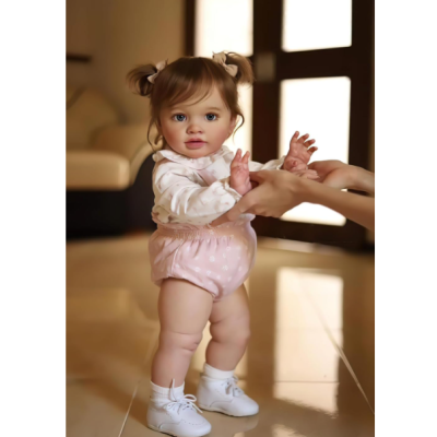 Bebé vestida com roupa rosa e branca a ser apoiada por mãos adultas