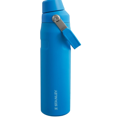 Garrafa térmica azul com tampa e alça em fundo branco