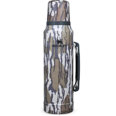 Garrafa térmica Stanley camuflada com tampa copo e alça