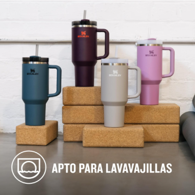 Quatro canecas térmicas Stanley em cores diferentes sobre blocos de cortiça com texto 