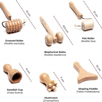 Seis rolos e moldadores de madeira para massagem em fundo branco, com etiquetas em inglês e português.