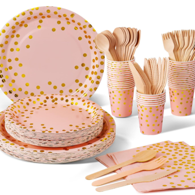 Conjunto de festa rosa com pontos dourados e talheres de madeira descartáveis