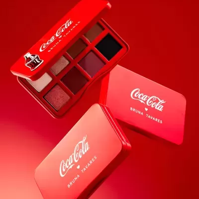Paleta de maquilhagem com oito sombras em estojo vermelho com texto branco Coca-Cola Bruna Tavares