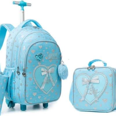 Mochila azul claro com padrão de corações e lancheira combinando