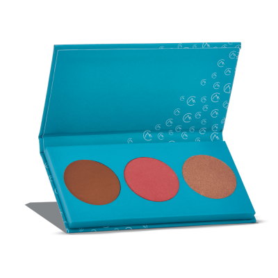 Paleta de maquilhagem azul com três pós compactos em castanho, rosa e bronze.