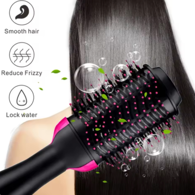 Escova secadora preta e rosa com cerdas de plástico sobre cabelo comprido castanho escuro, com ícones e texto ao lado