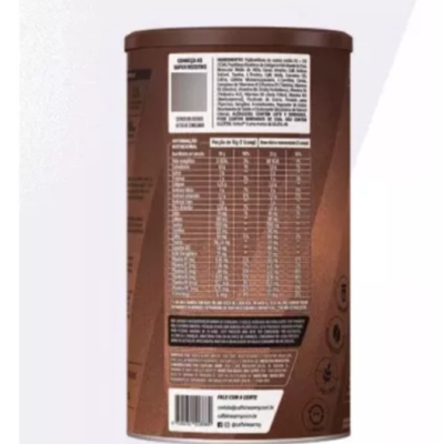 Lata castanha com etiquetas e texto em português